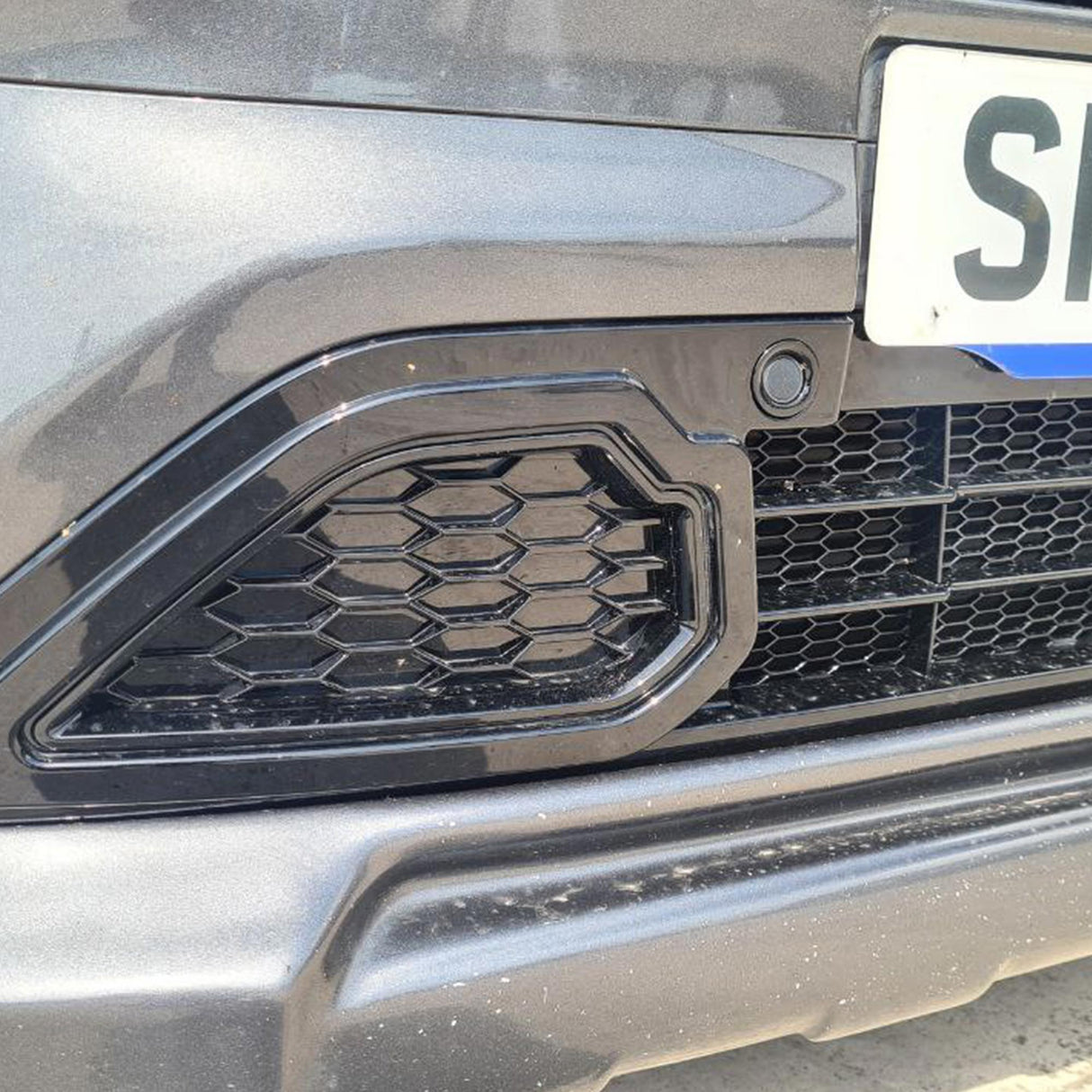 Für Ford Transit Custom Neue Form Frontuntergitter – Wabengitter Sportstil, lackiert und bereit zum Einbau.