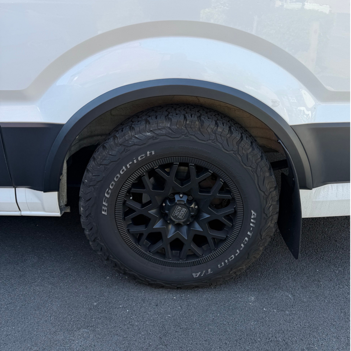 Für VW New Crafter / MAN TGE Radkastenausstattungen – strukturiertes schwarzes 4-teiliges Designkit | Van-X