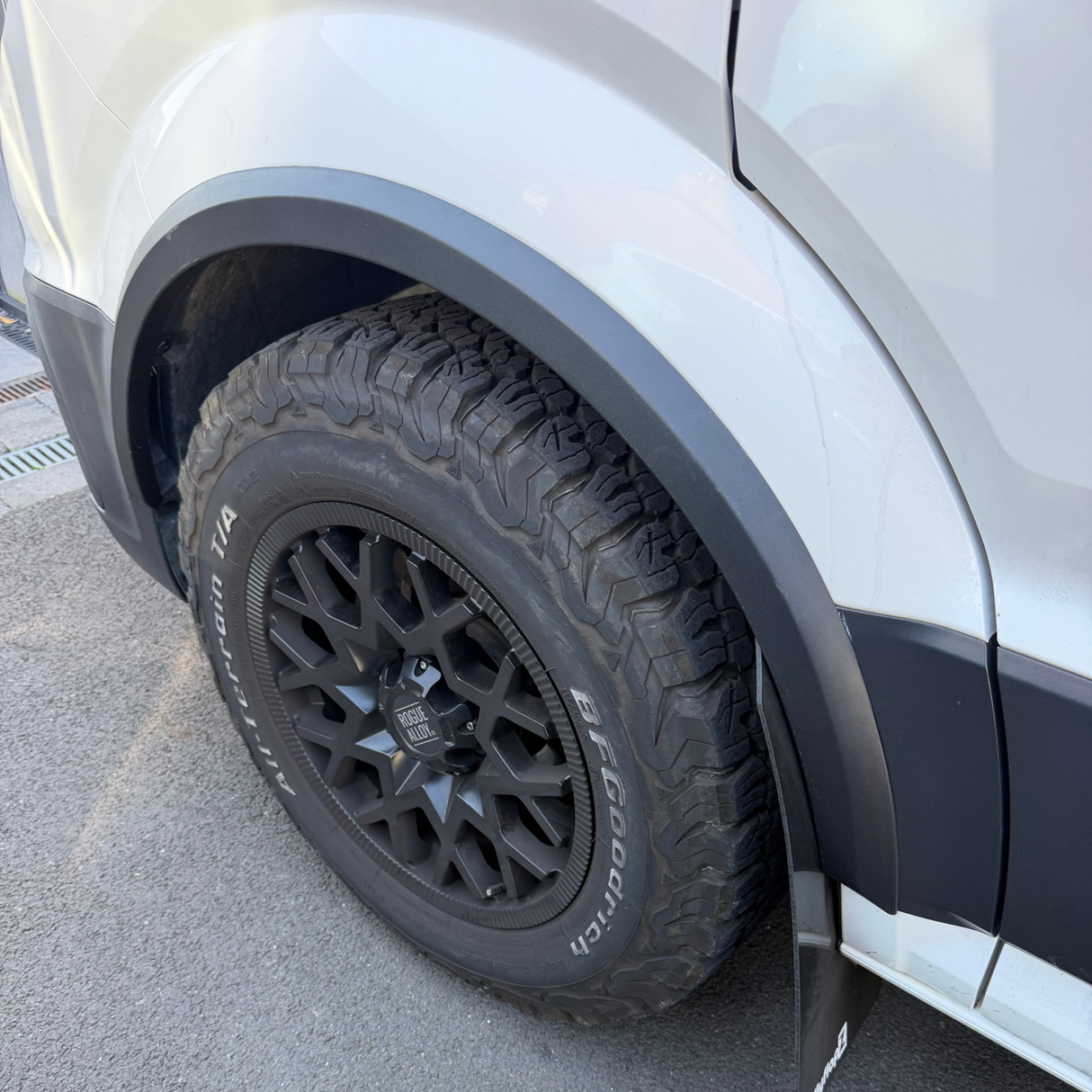 Für VW New Crafter / MAN TGE Radkastenausstattungen – strukturiertes schwarzes 4-teiliges Designkit | Van-X