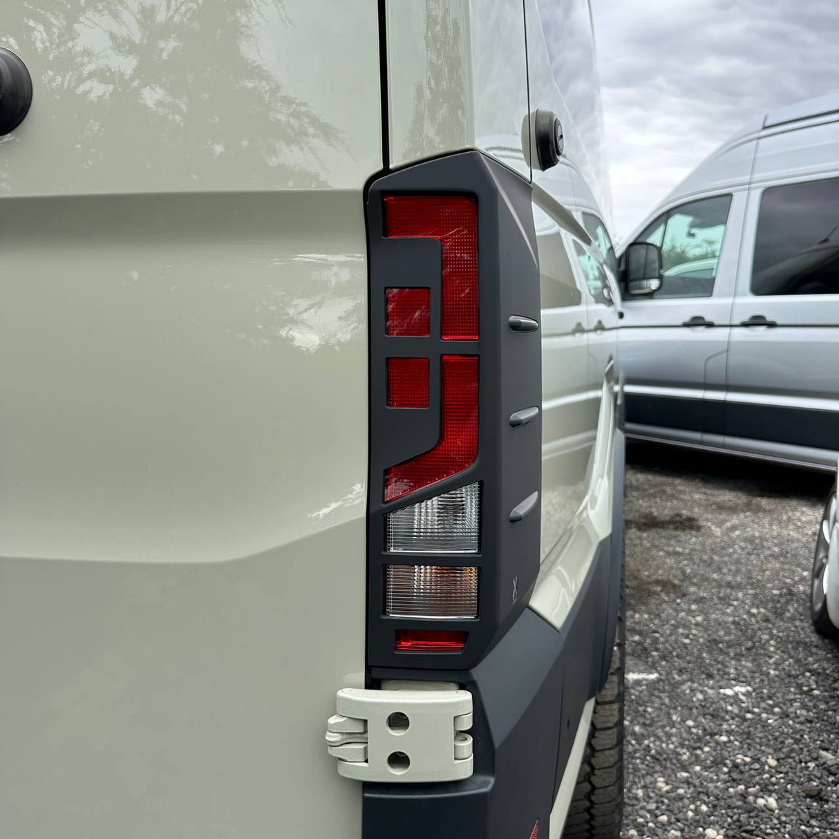 Für Volkswagen Crafter Rücklichtschutz - Hammerite Ultimate Mattschwarz (ab 2018) 