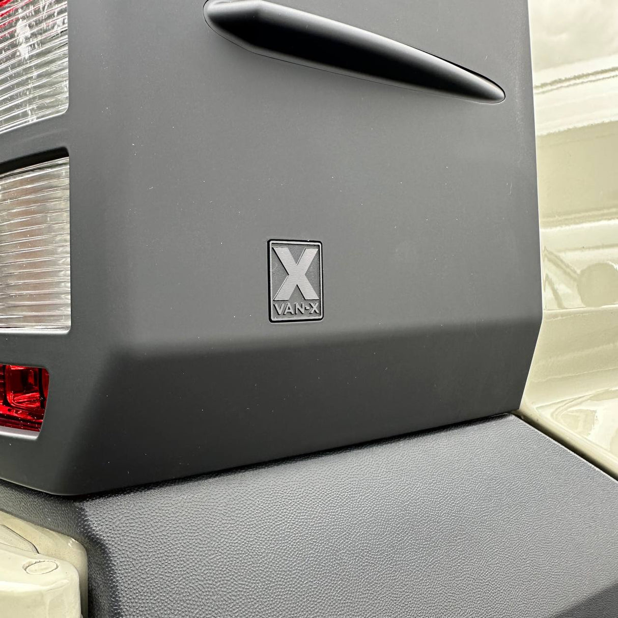 Für Volkswagen Crafter Rücklichtschutz - Hammerite Ultimate Mattschwarz (ab 2018) 