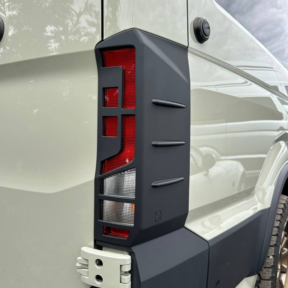 Für Volkswagen Crafter Rücklichtschutz - Hammerite Ultimate Mattschwarz (ab 2018) 