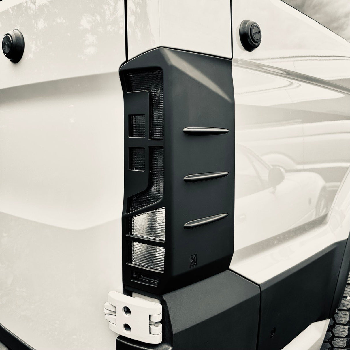 Für Volkswagen Crafter Rücklichtschutz - Hammerite Ultimate Mattschwarz (ab 2018) 