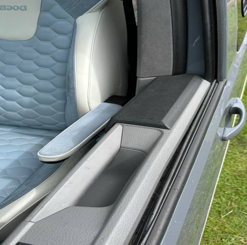 Für VW T6.1 Transporter Türkarten-Armlehne PU-Schaum – Wohnwagen-Innen – VAN-X GmbH