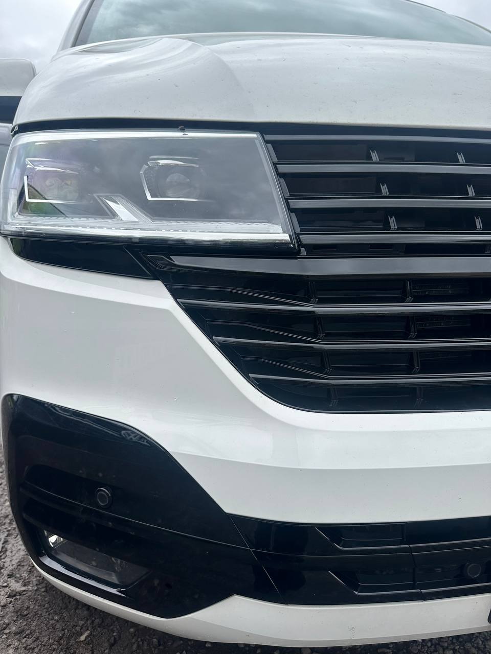 Für VW T6.1, seitliche Kühlergrillflossen Van-X - glänzend schwarze Oberfläche