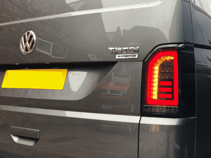 Für VW T6 Geräucherte Heckklappe LHD Rote Balken Europäischer Linkslenker Van nur Sequentieller Blinker