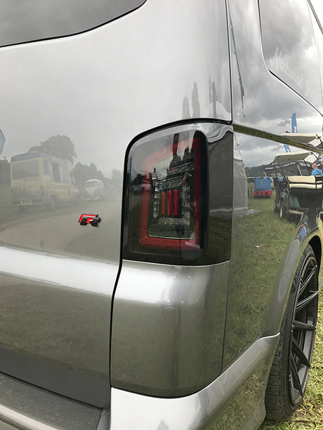 Für VW T5, T5.1 Geräucherte Heckklappe LHD Rückleuchten Rote Balken LED Left Hand Drive Van nur MK3