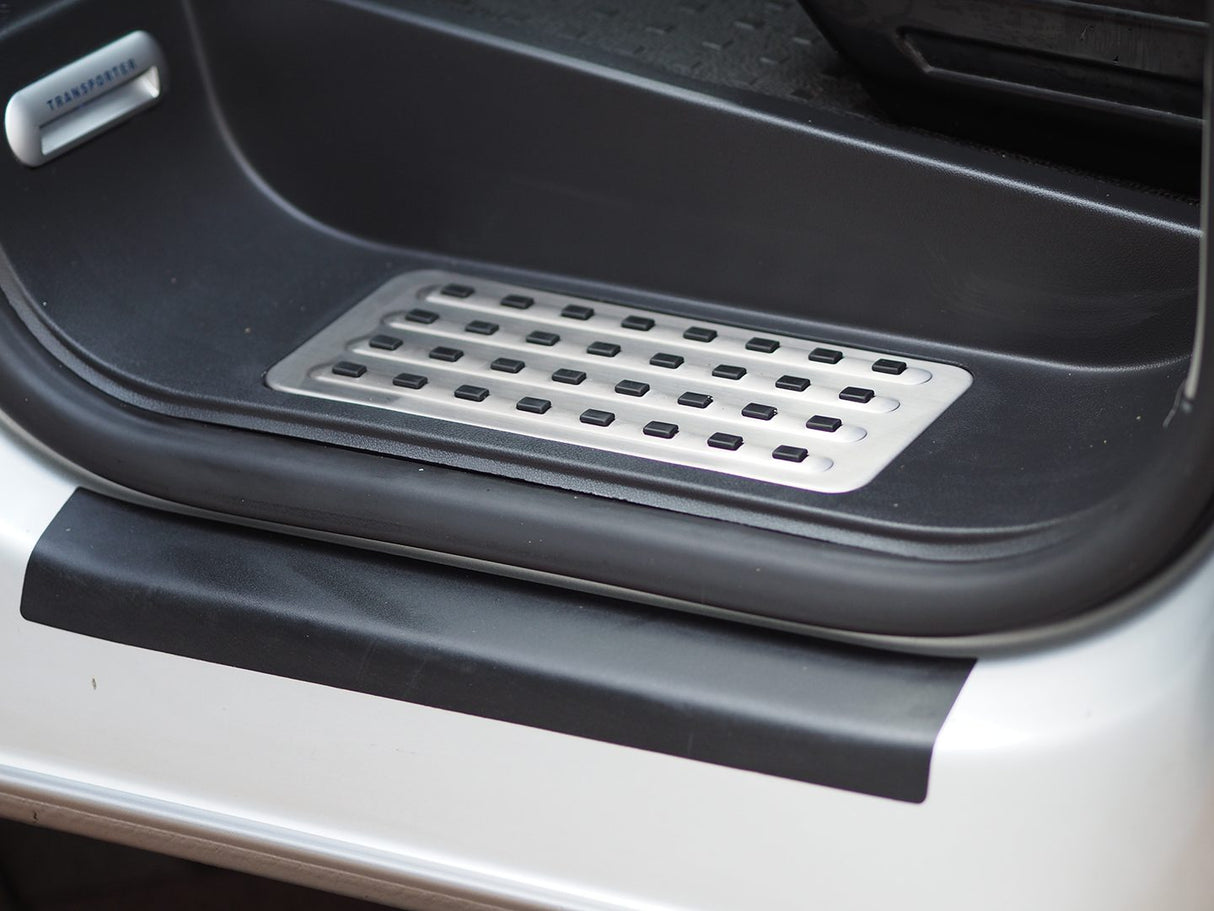 Für VW T6.1 Caravelle Style Full Step Set inkl. Fahrer-, Beifahrer- und Seitenschiebetür, perfekt für den Campervan-Ausbau, Highline-Logo-LED